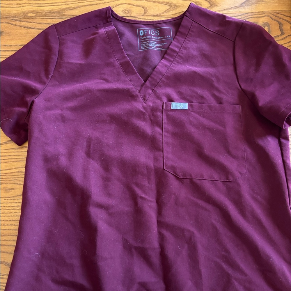 Figs maroon XS top